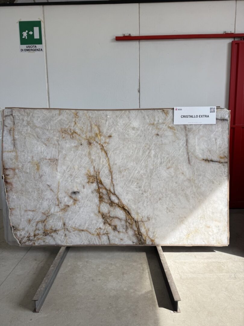 Cristallo Extra natuursteenplaat met witte kristalstructuur en goudbruine aders