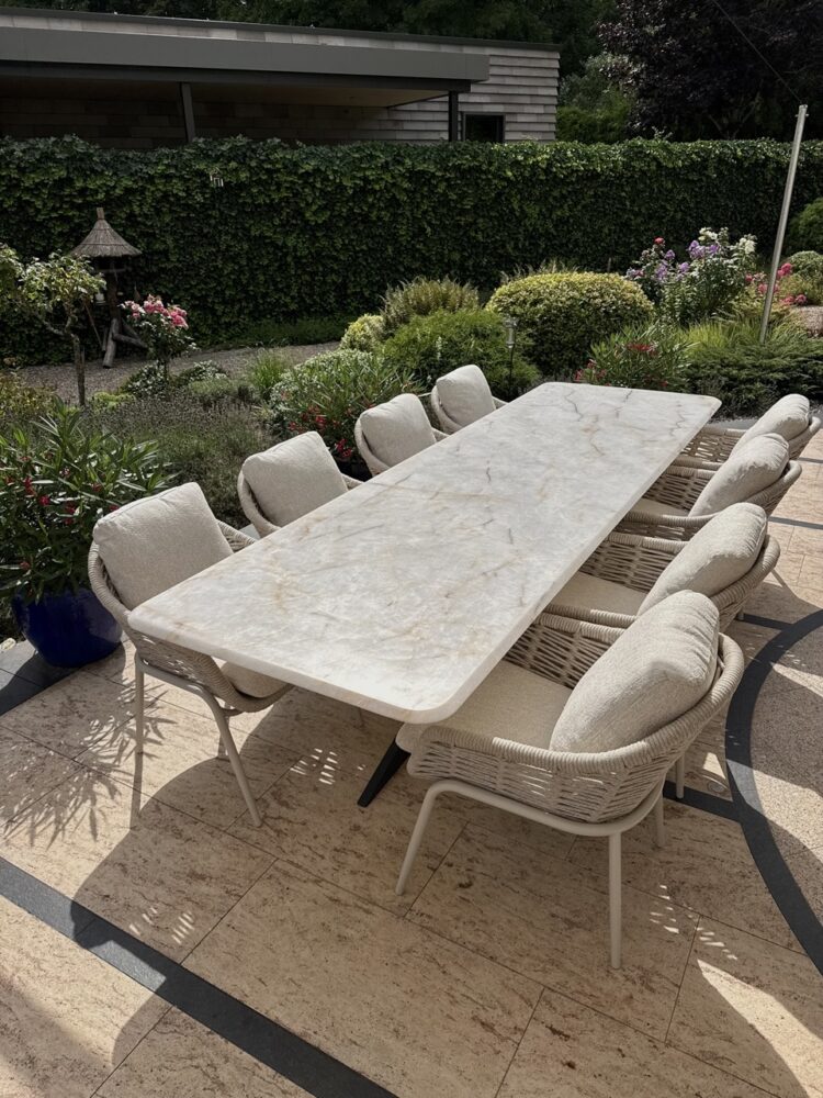 Cristallo Frost kwartsiet eettafel voor buiten met licht natuurstenen blad en afgeronde hoeken