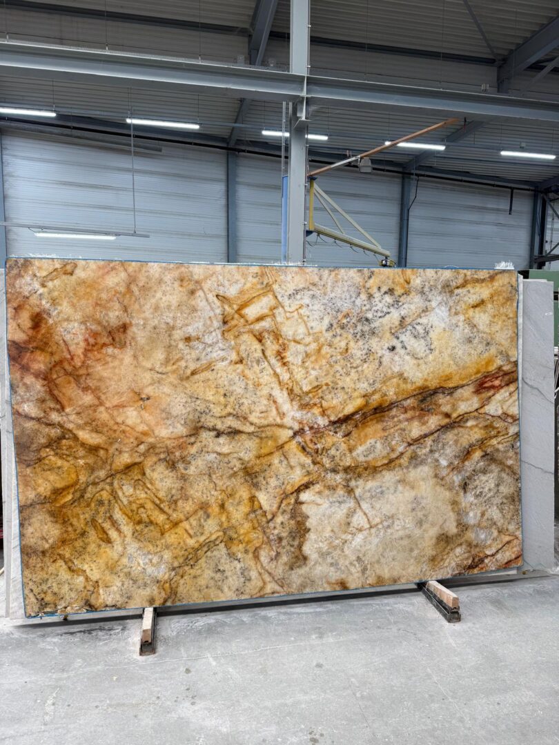 Cristallo Gold kwartsiet plaat met witte en goudkleurige aders