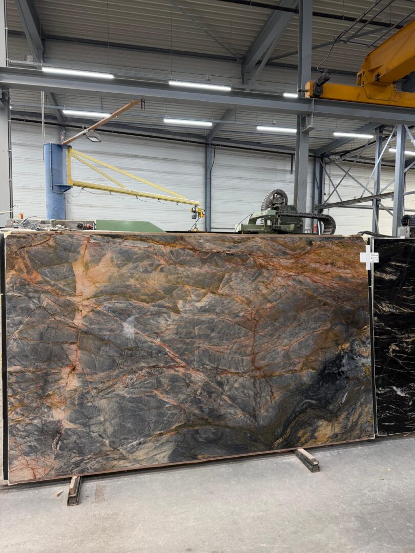 Fusion Multicolor kwartsiet plaat met goud, rood en groene tinten