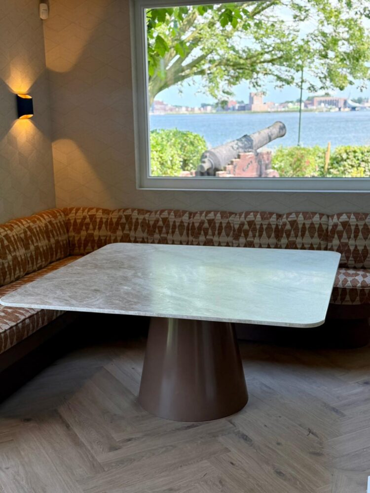 Taj Mahal Leather kwartsiet eettafel vierkant met kegelpoot