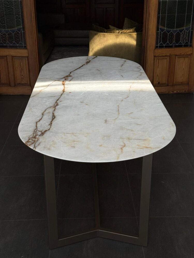 Cristallo Frost kwartsiet eettafel bootvorm 260 x 105 cm gezoet