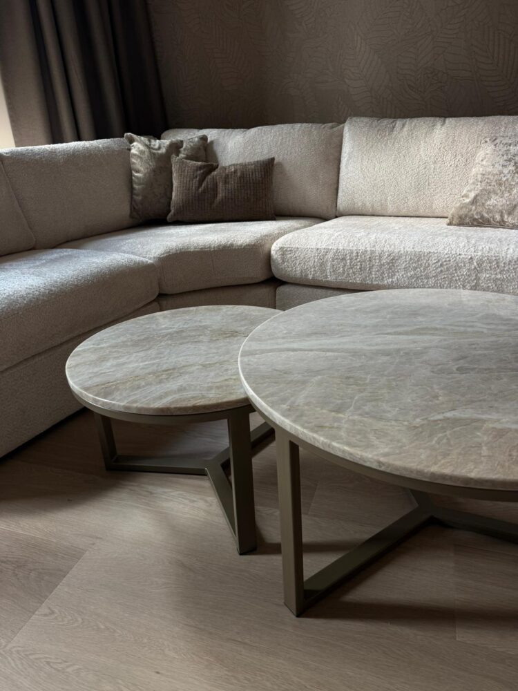 Taj Mahal Leather kwartsiet eettafel met anodic bronze