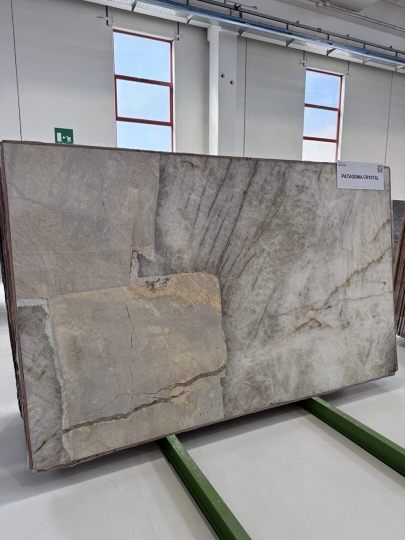 Patagonia Crystal kwartsiet natuursteenplaat met witte, beige en grijze kristalstructuur