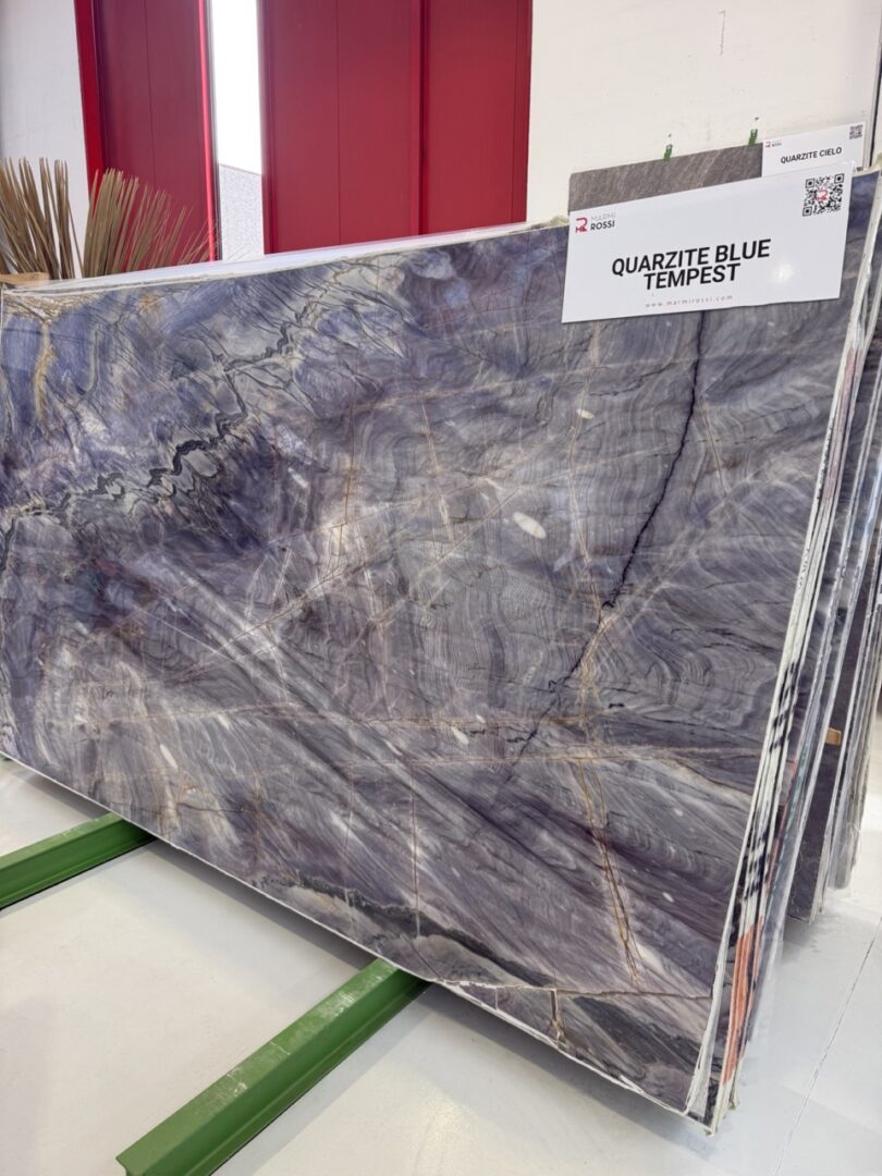 Quarzite Blue Tempest kwartsiet natuursteenplaat met blauwe, grijze en goudbruine aders