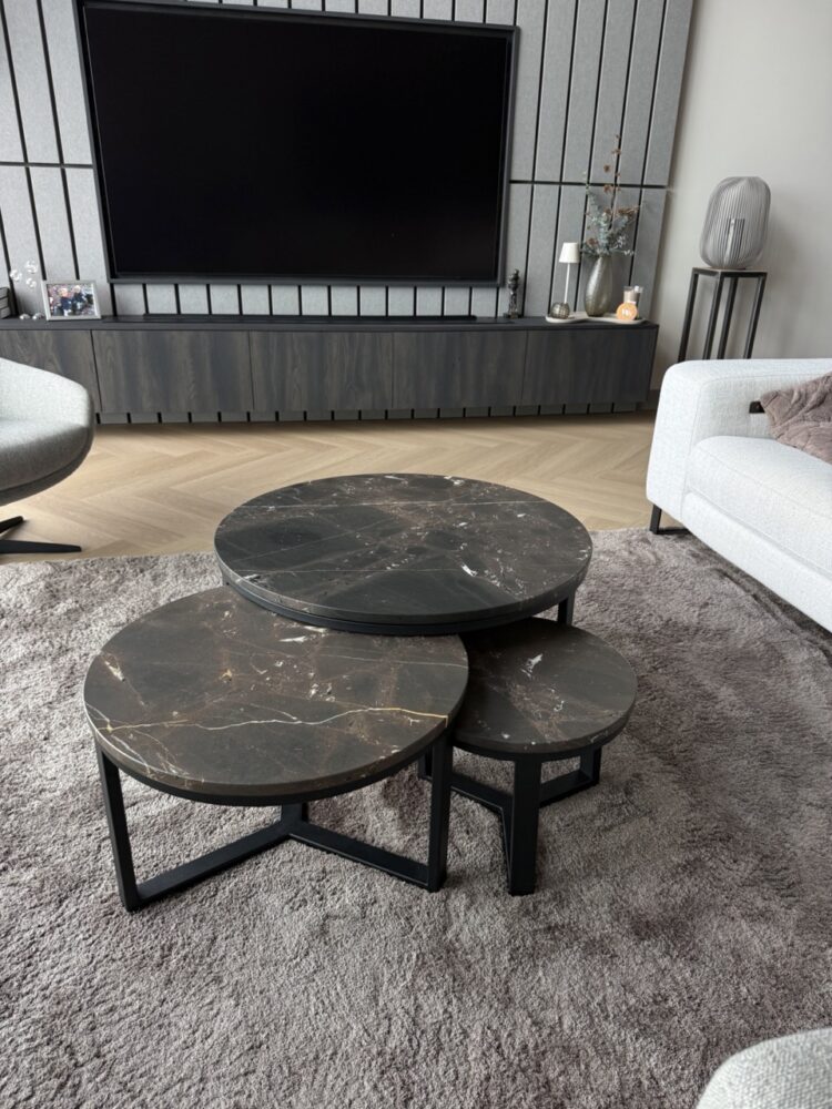 Set van drie ronde marmeren salontafels met donker natuurstenen blad en zwart metalen onderstel
