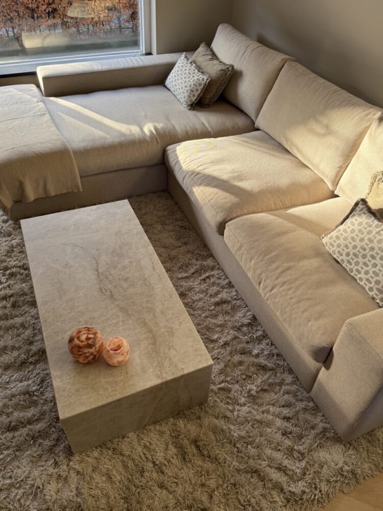 Taj Mahal kwartsiet bloktafel als salontafel met beige natuursteen en doorlopende aders