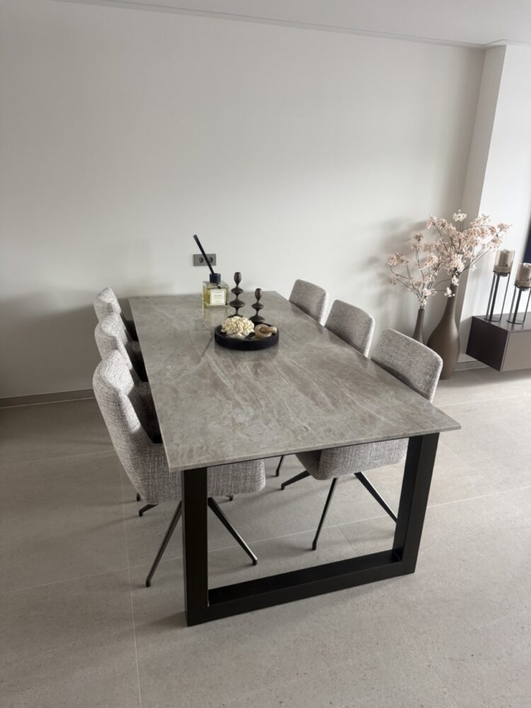 Taj Mahal kwartsiet eettafel met licht beige natuurstenen blad en zwart metalen U-poten