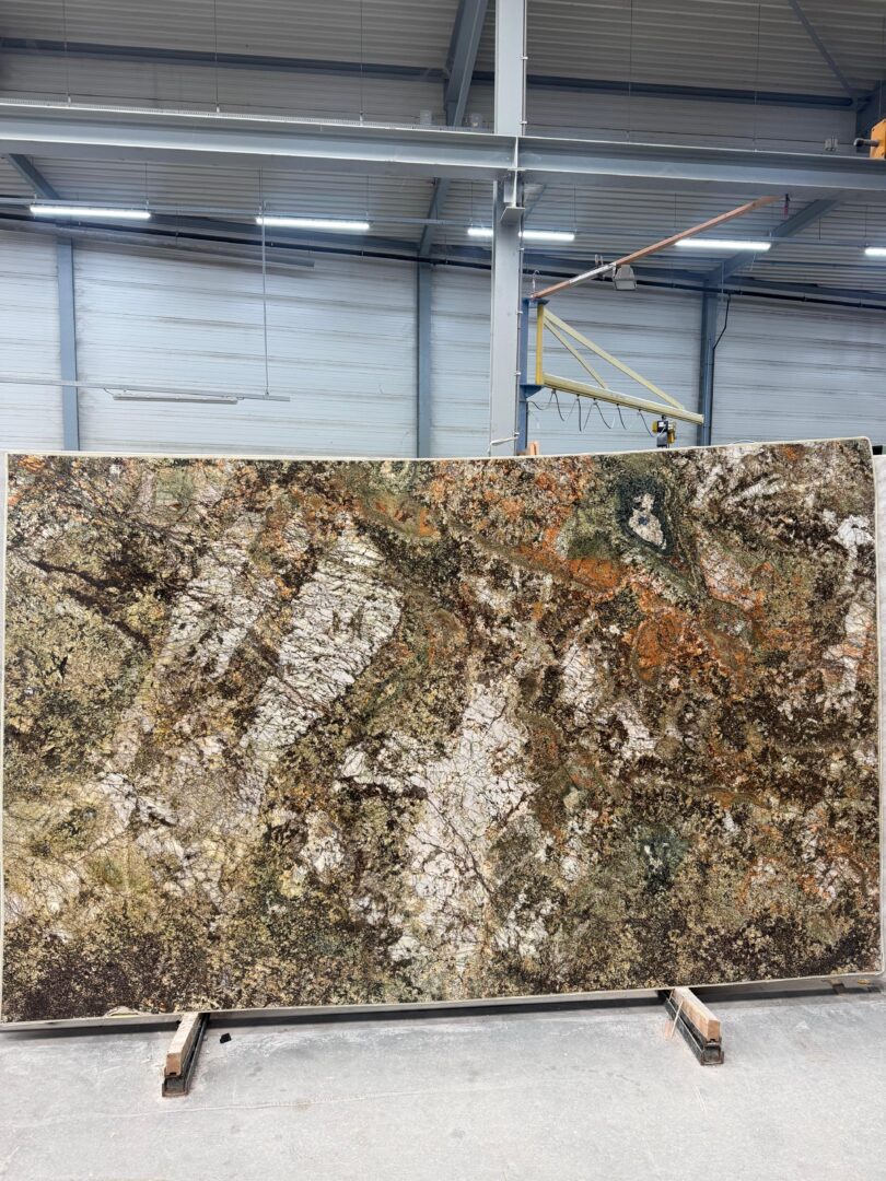 Pomaroli graniet plaat met groen, goud en roestkleurige accenten